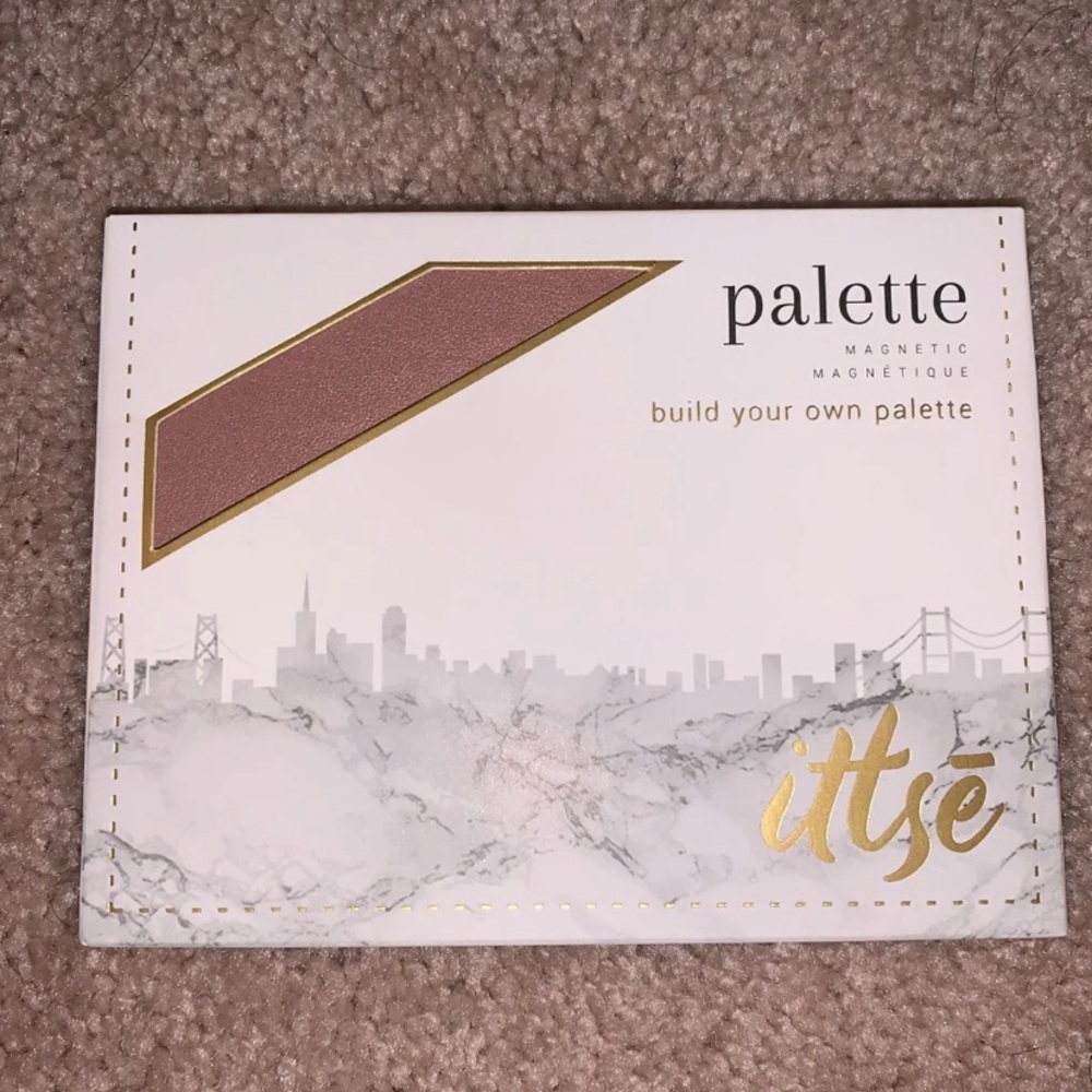 Magnetic eyeshadow palette with 4 colors